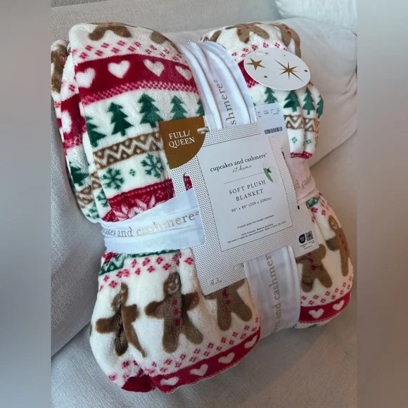 Cupcakes & Cashmere Festive Christmas Holiday Plush Blanket - Picture 2 of 4